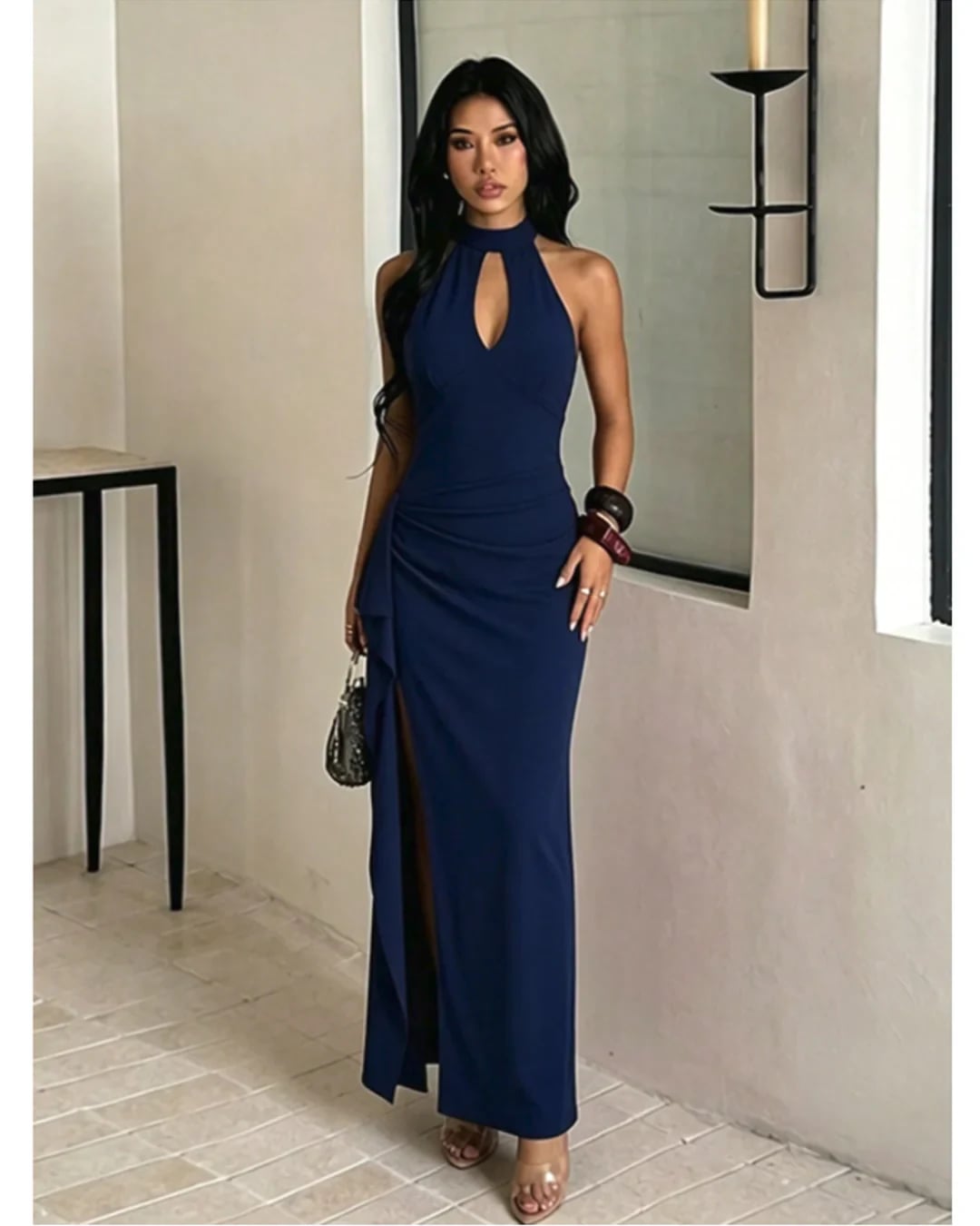 Vestido azul noche halter con abertura