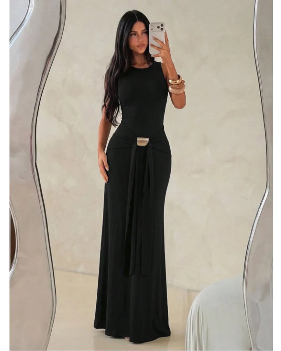 Vestido negro de espalda abierta con herraje