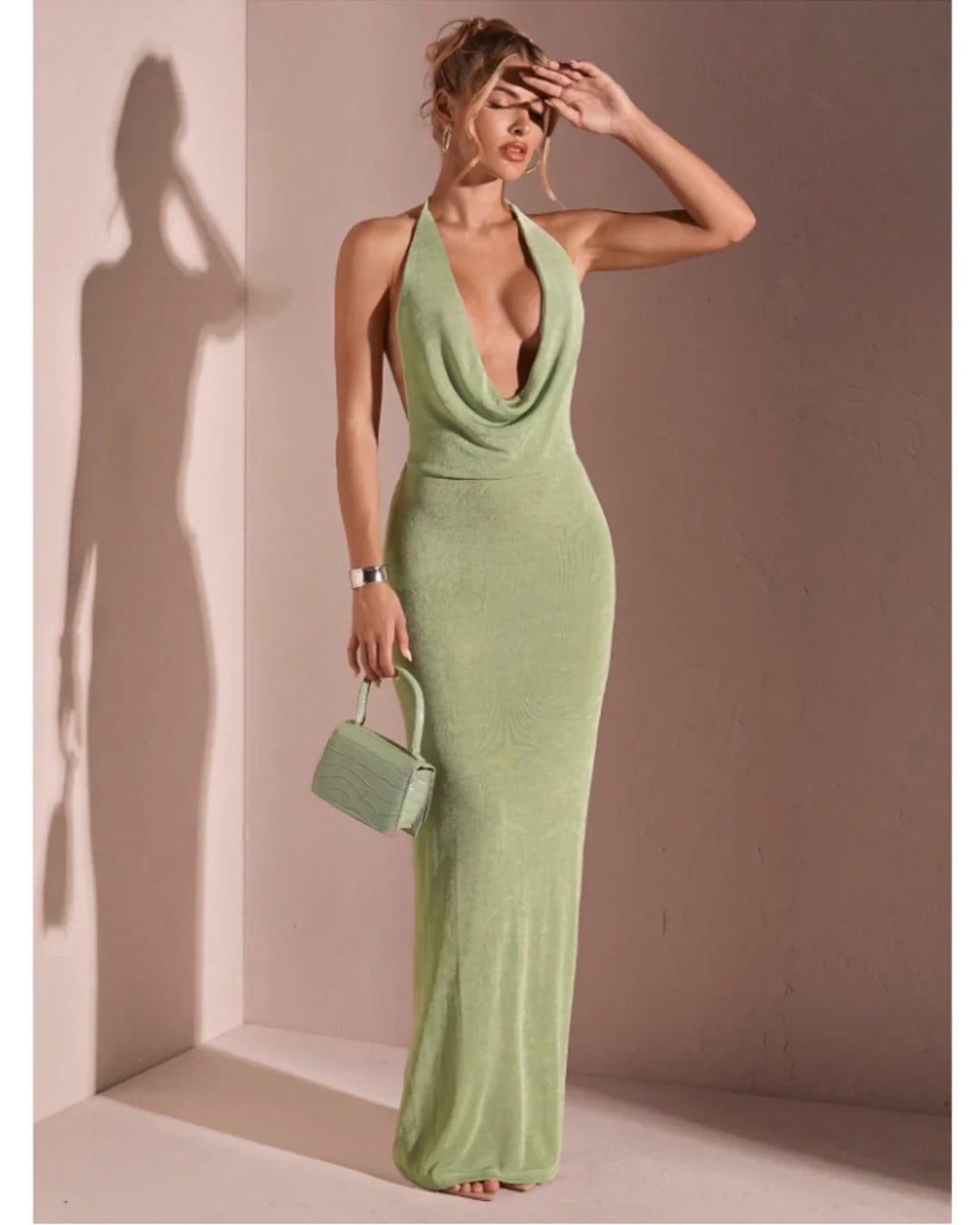 Vestido verde salvia halter de escote drapeado